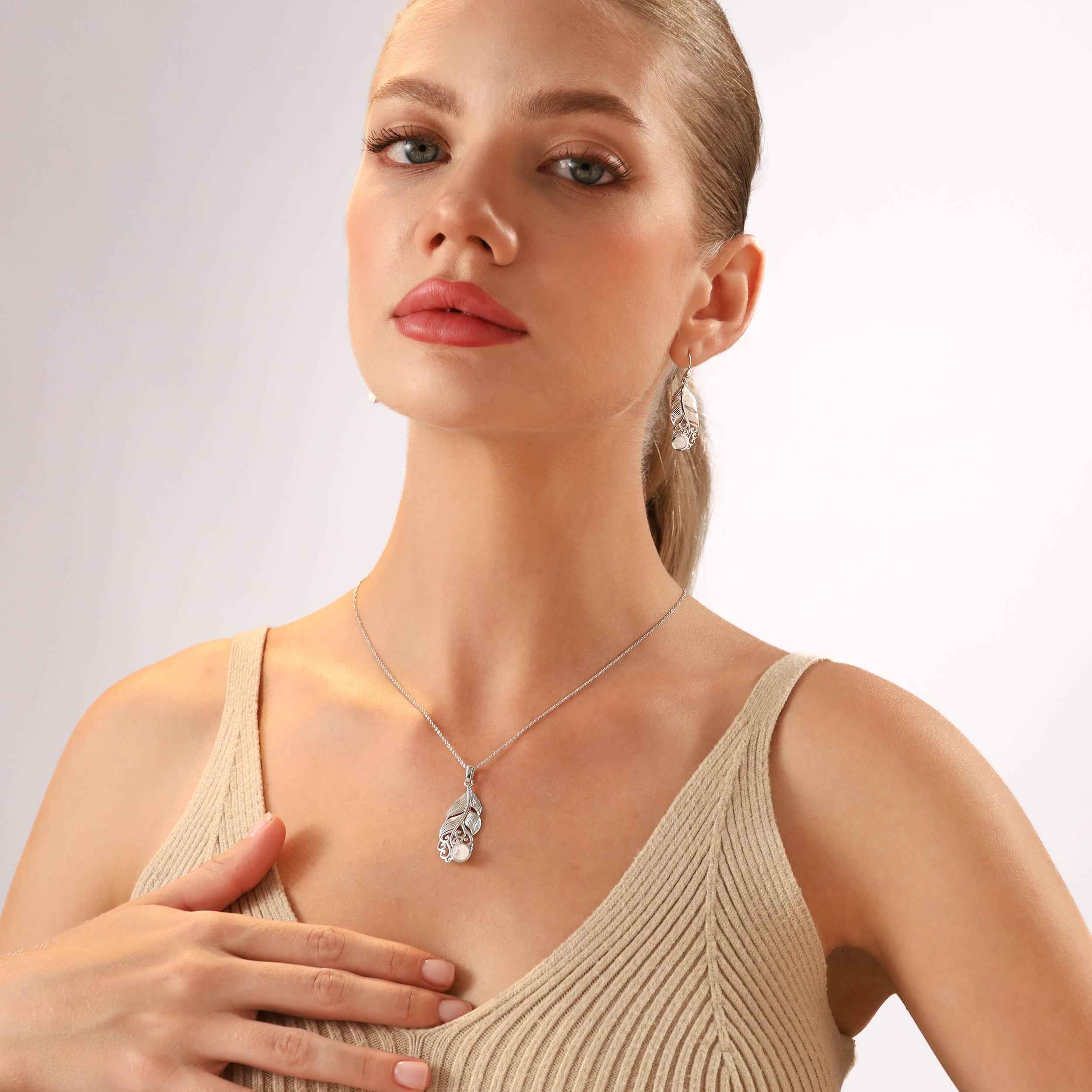 Natural 6MM Round Shape Black Onyx Cabochon Gemstones 925 Sterling Silver Feather Victorian Style Pendant with 18 Inch Chain Necklace